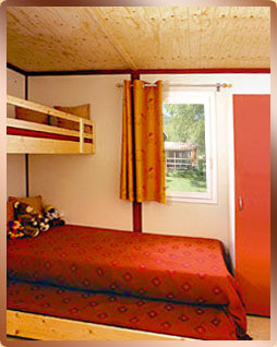 Une chambre avec 3 couchages pour les enfants